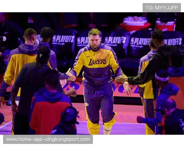 湖人爆冷！艾顿29+10斯玛特生气，东契奇三主力缺阵，湖人替补立功